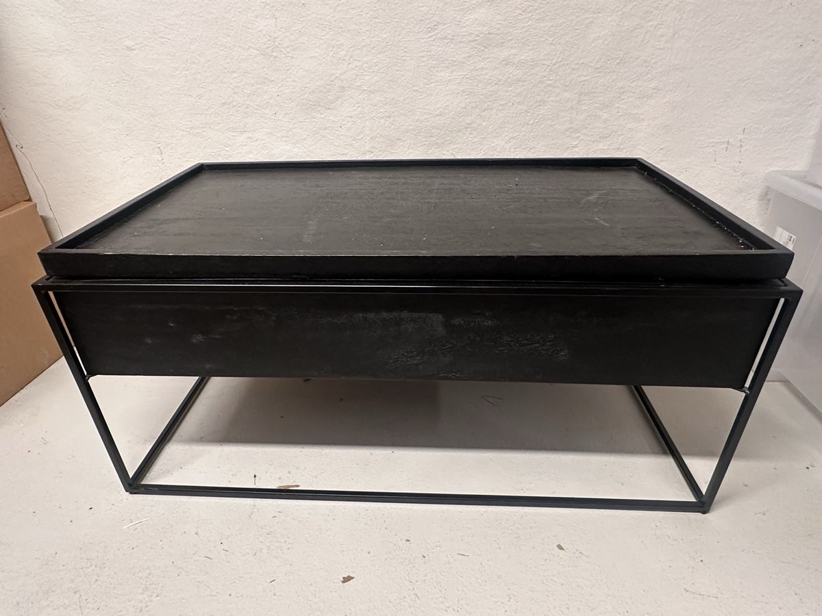Tische: Schwarzer Couchtisch aus Metall zu verschenken/gratis – Gebraucht aus Zürich von anouk_8008