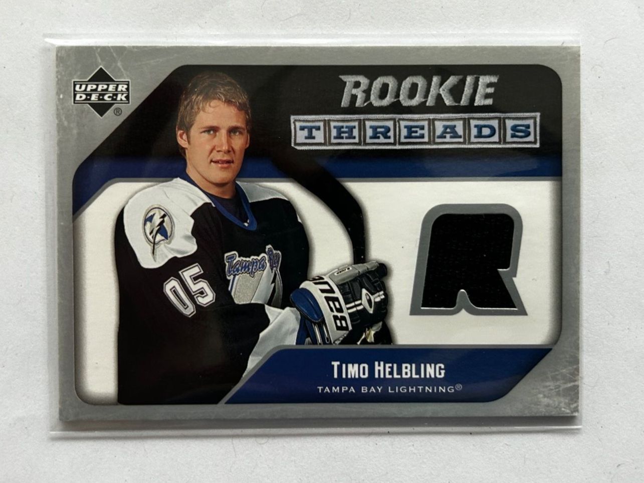 NHL Carte collezionabili: Upper Deck NHL Timo Helbling Artifacts Trikotstück eingenäht – Usato da Oberwil-Lieli venduto da Mhd