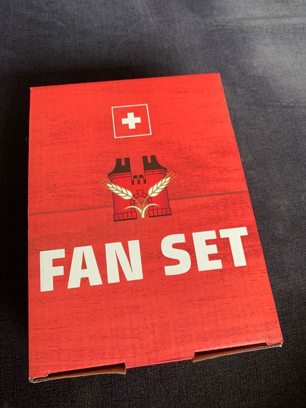 Feldschlösschen Bandiere: Feldschlösschen Fan Set – Nuovo e nell'imballaggio originale da Zuzwil SG venduto da Ibohaus