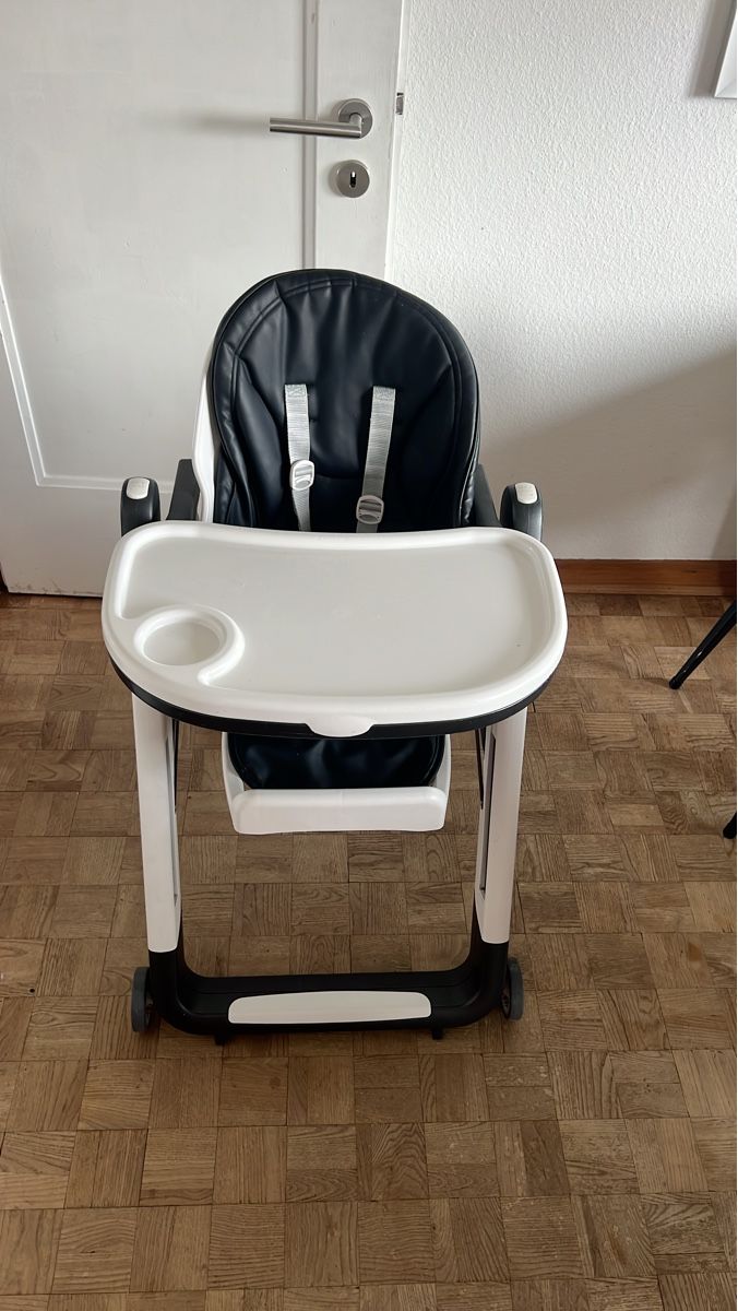 Peg Perego Chaises hautes: Hochstuhl mit Tablett und Gurten gebraucht – D'occasion à Liebefeld par tamara.kuepferh
