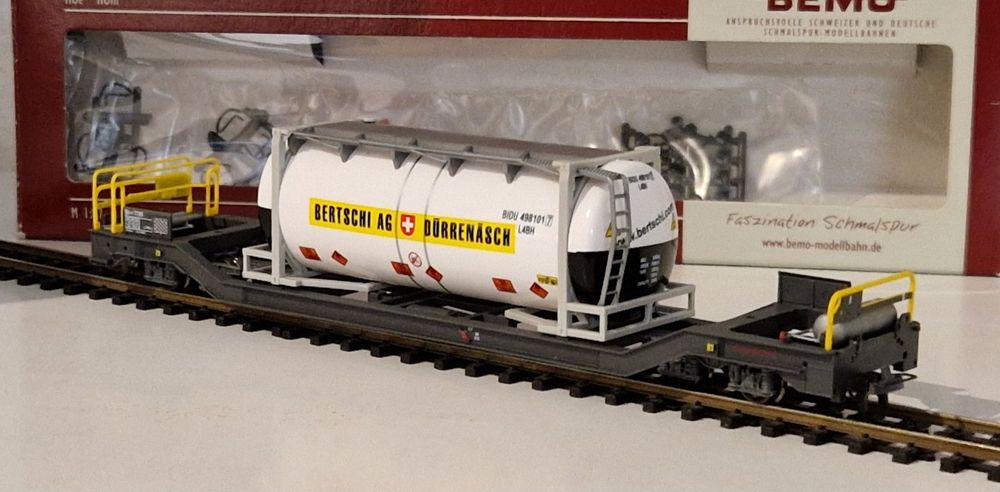 RhB Tragwagen Sb-v 7726 mit Bertschi Tankpritsche, Bemo HOm 2
