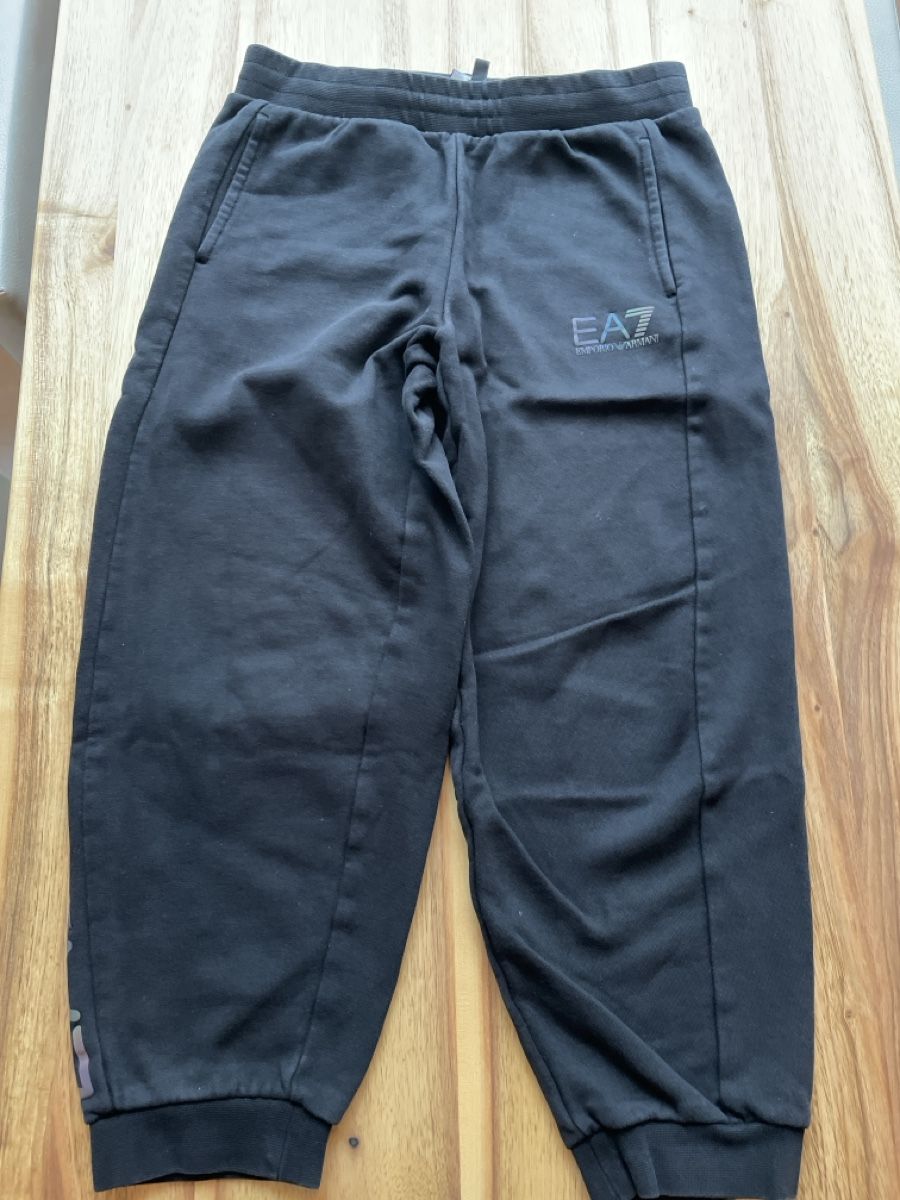 Armani Pantaloni: EA7 Emporio Armani Trainerhose – Usato da Wettswil venduto da Chlaettermus
