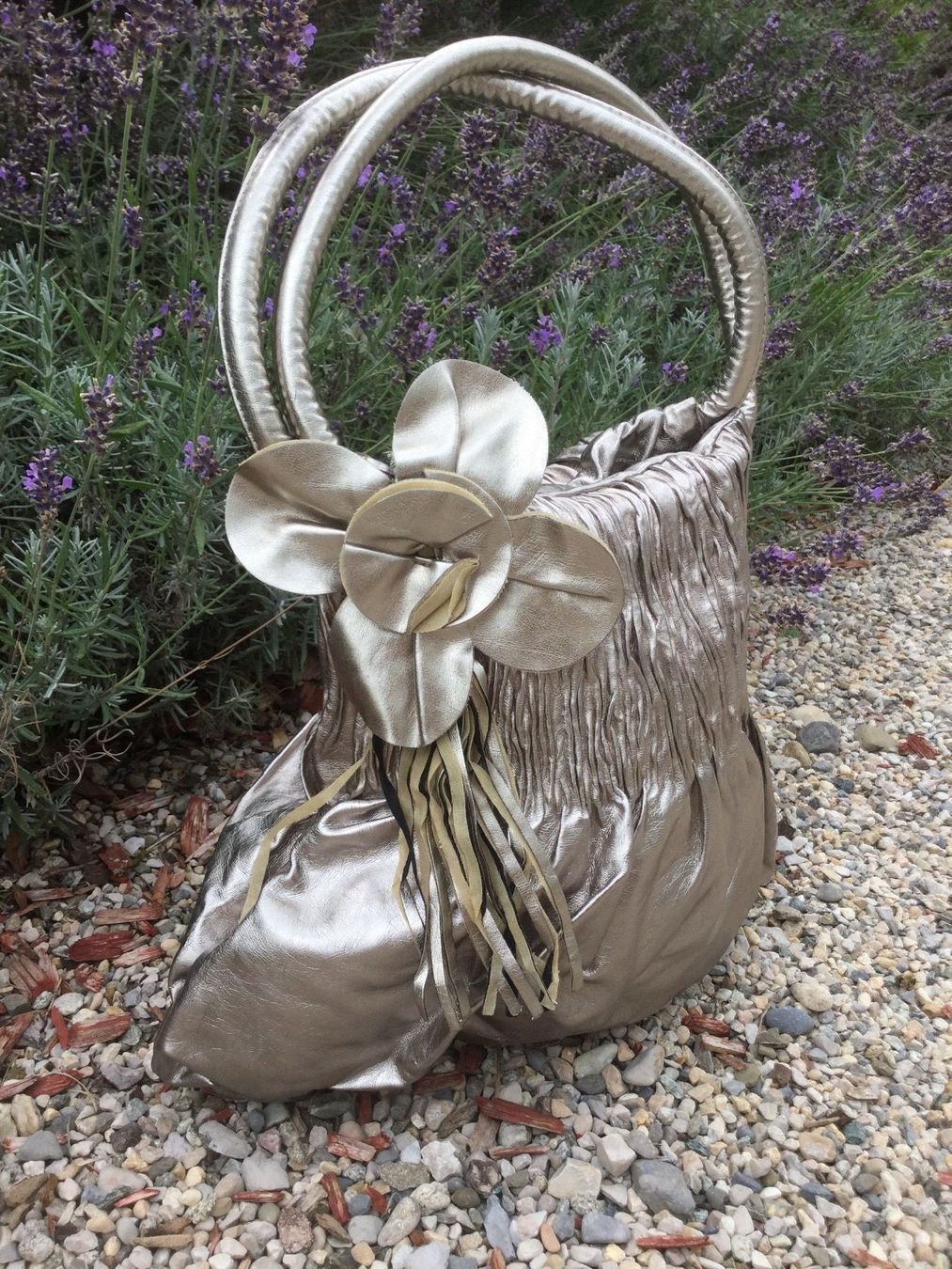 Taschen für Damen: Sac à main ballon brillant avec fleur – Neu und originalverpackt aus Agiez von chouchanelle 1