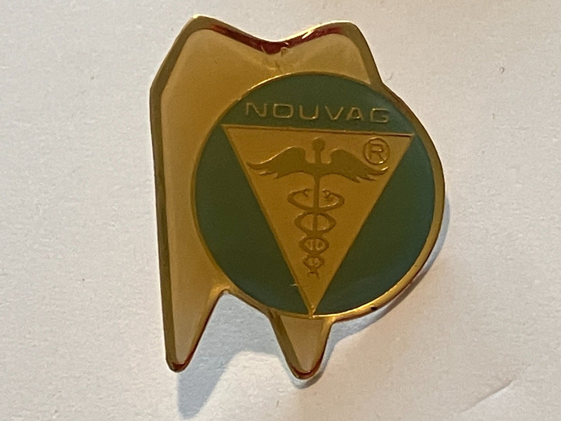 Placchette & Badge: 1 Pin Nouvag – Usato da Basel venduto da djwwpp