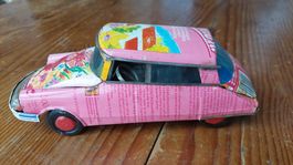 Citroën DS, fabriqué à la main avec boîtes de conserve