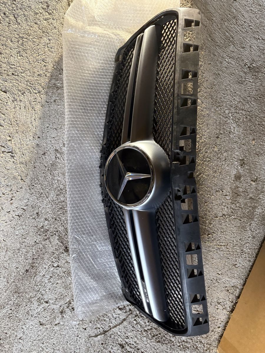 Mercedes-Benz Tutti pezzi di ricambio auto: Calandre Mercedes a45 amg – Usato da Lajoux JU venduto da EmGo32