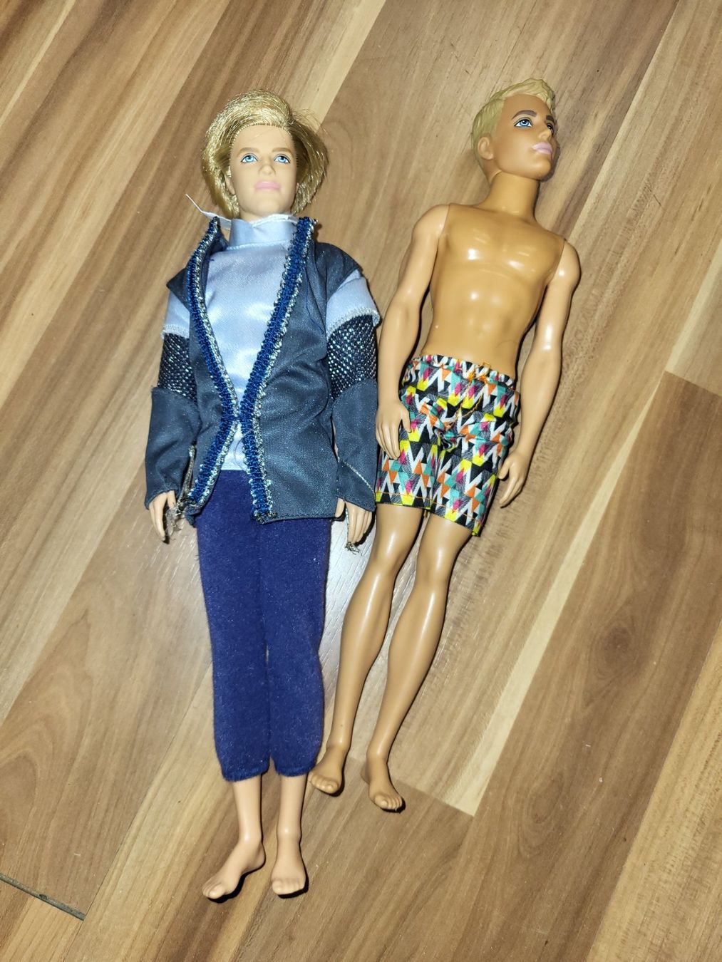 Puppen: 2 Barbiemänner oder 2 Eiskönigin oder Prinz mit Korbstuhl K6 – Gebraucht aus Schwarzenburg von flamingo1970 2