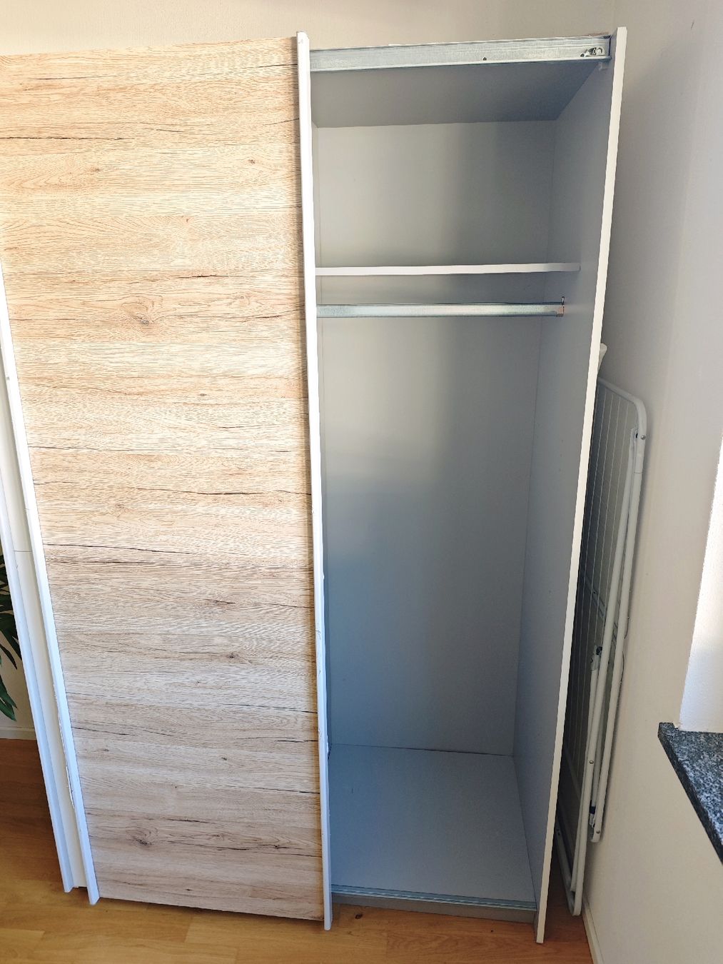 Armadi: Schrank weiss/Holzoptik  – Usato da Chur venduto da Edina1994 1