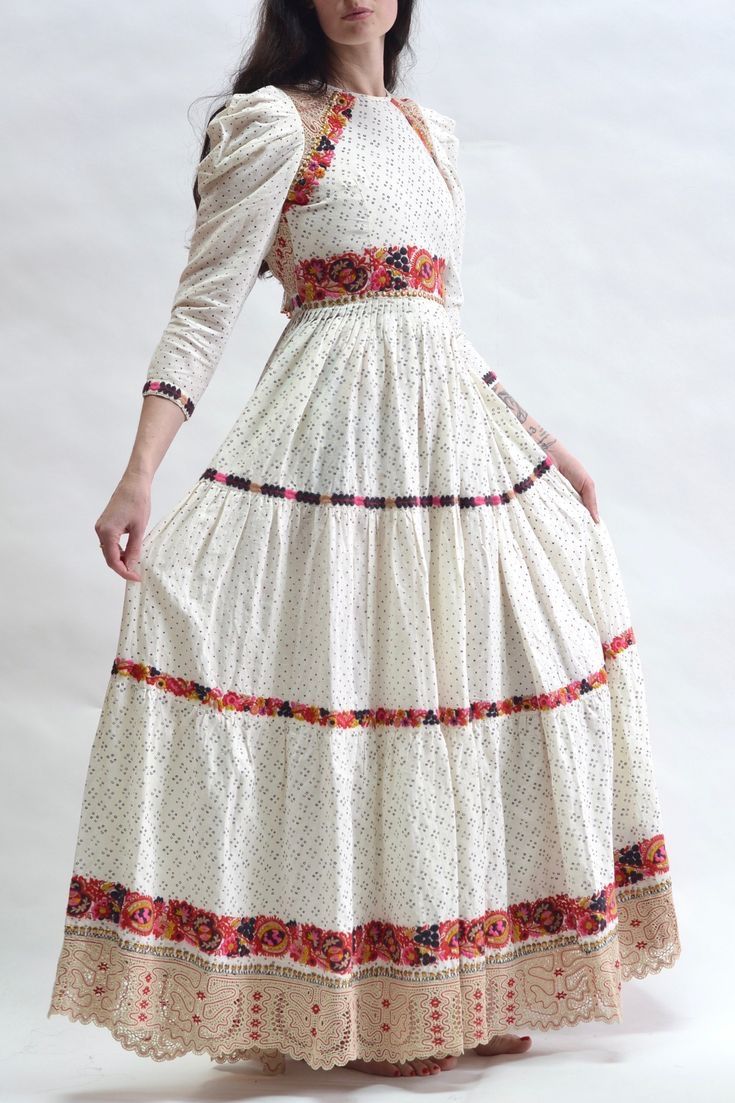 Ulla Johnson Vestiti: Ulla Johnson Open back Embroidered Gown – Usato da Dallenwil venduto da ZD2019