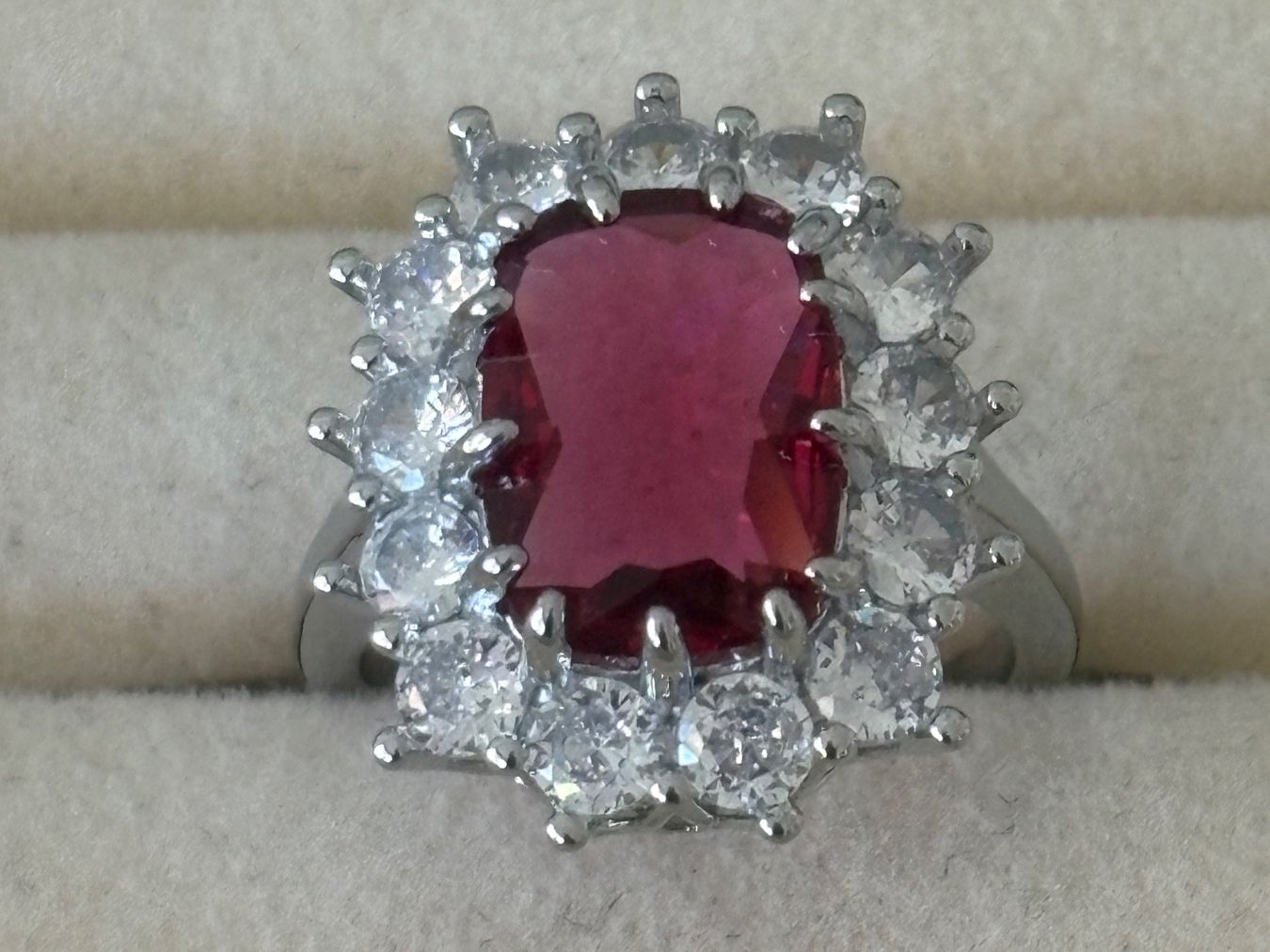 Bagues: Luxus Elegante Gr.19/9 Ring Farbe: Silber / Rot – Neuf (Voir description) à Biel-Bienne par Roserosse13 1