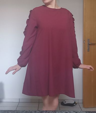 Damen Kleid Bordeaux mit Volants – Marke:Tavin Grösse 44