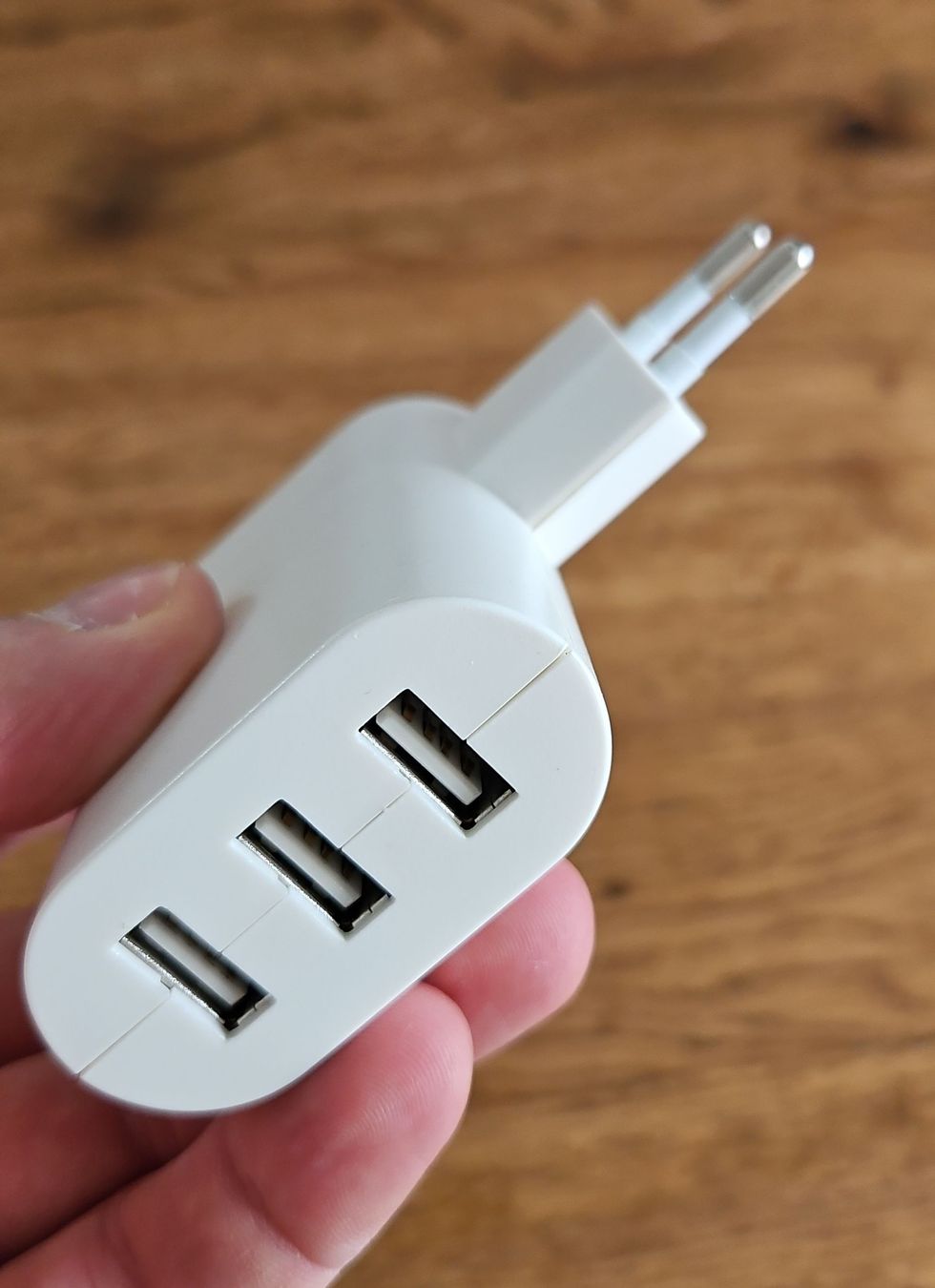 Caricabatterie: Strom und 3 USB-Anschlüsse, Ladegerät CH-Stecker – Nuovo (secondo la descrizione) da Zürich venduto da zweistein03