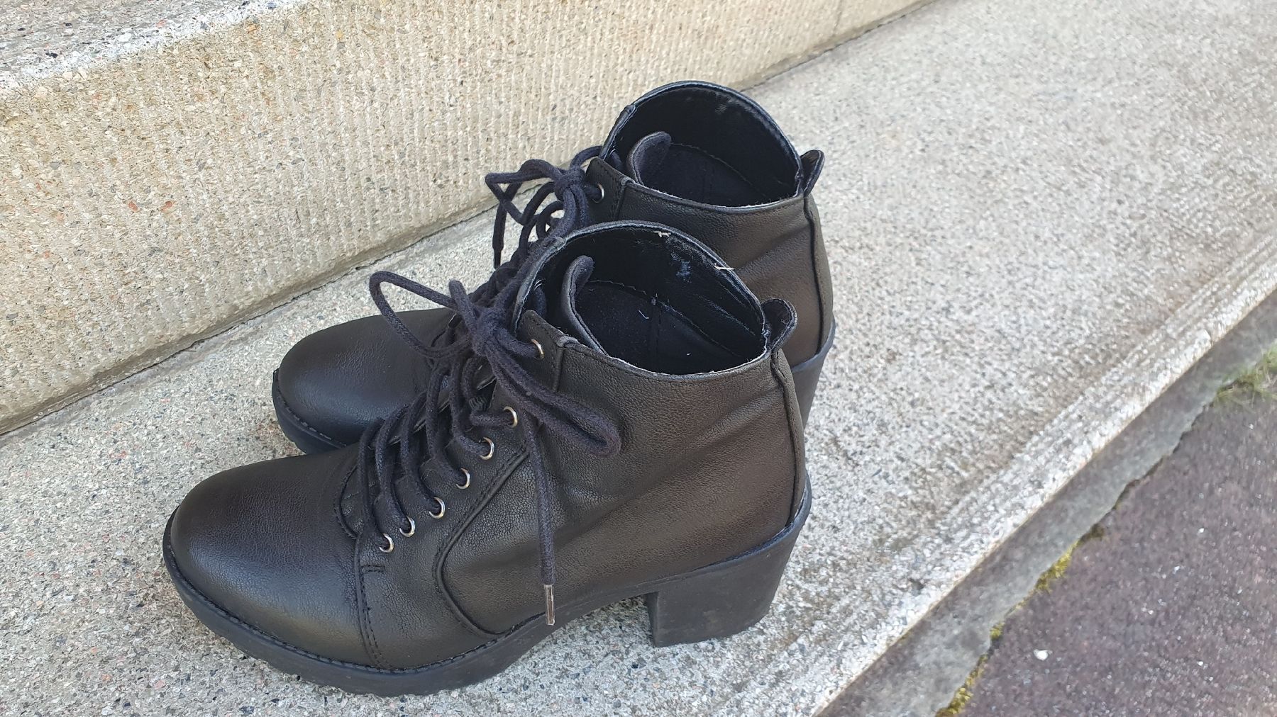Scarpe da donna: Bottines lacets noires, taille 38 – Usato da St-Imier venduto da Faca02 1
