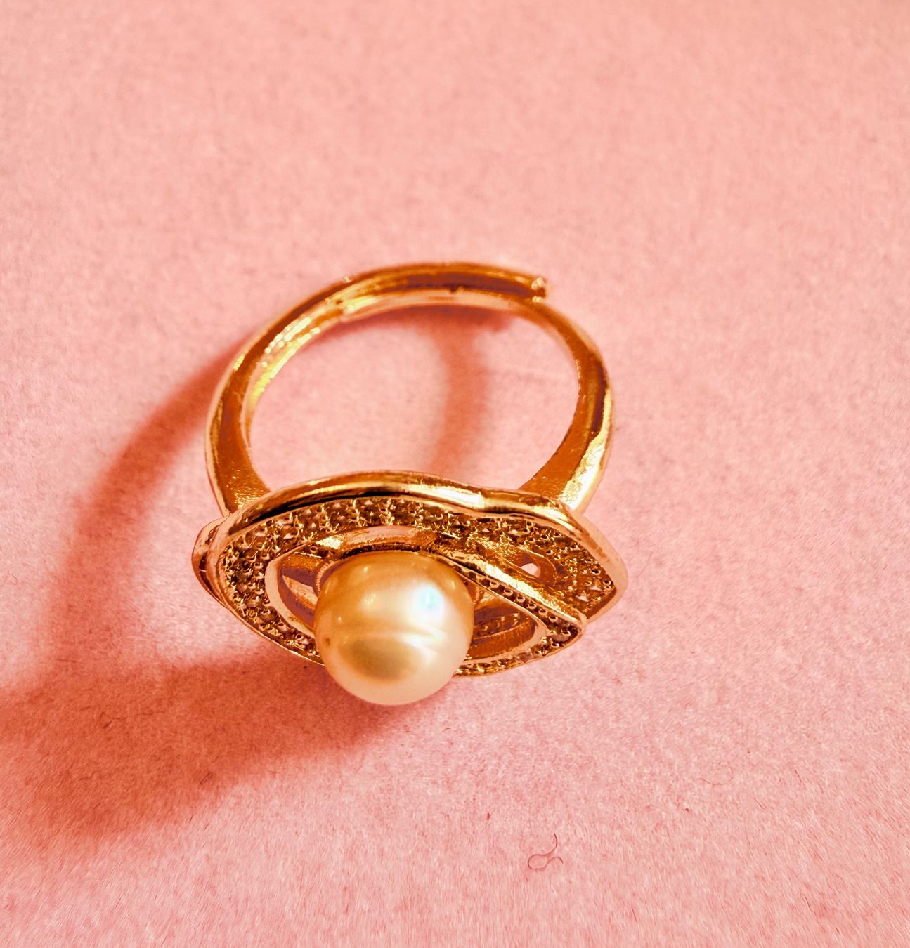 Altri gioielli: Ensemble de bijoux plaqué or avec perles roses et zircons – Nuovo e nell'imballaggio originale da St-Maurice venduto da Sandrinette123 4