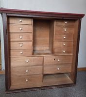 Antiker Apothekenschrank aus Holz, viele Schubladen