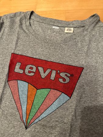 Neu: Levis T-Shirt (Grau & farbiges Motiv) Grösse M