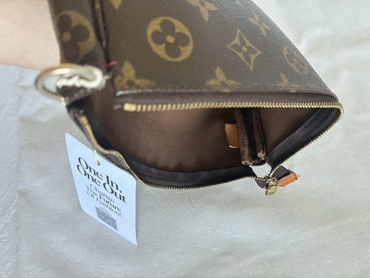 Louis Vuitton Borse da donna: Louis Vuitton Pochette Accessoires Cherry Monogram Murakami  – Usato da Basel venduto da ars_r7xd 8