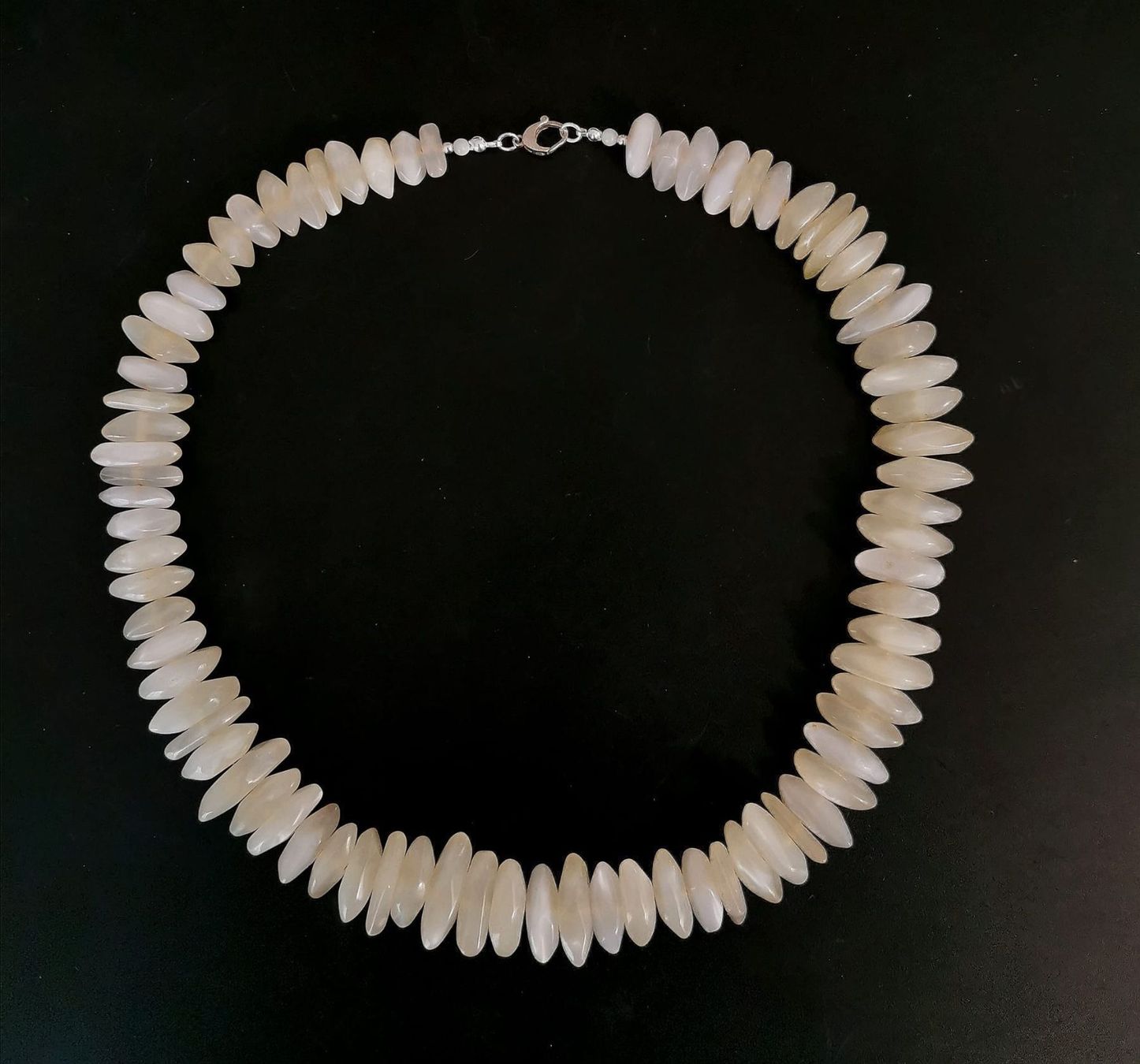 Catenine: Collier en argent et nacre – Nuovo (secondo la descrizione) da Veyrier venduto da Leilazizou