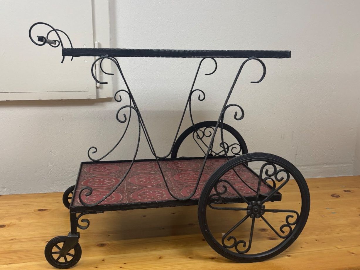 Carrelli di servizio: Vintage Servierwagen rot – Usato da Wettingen venduto da Wendemarket 2