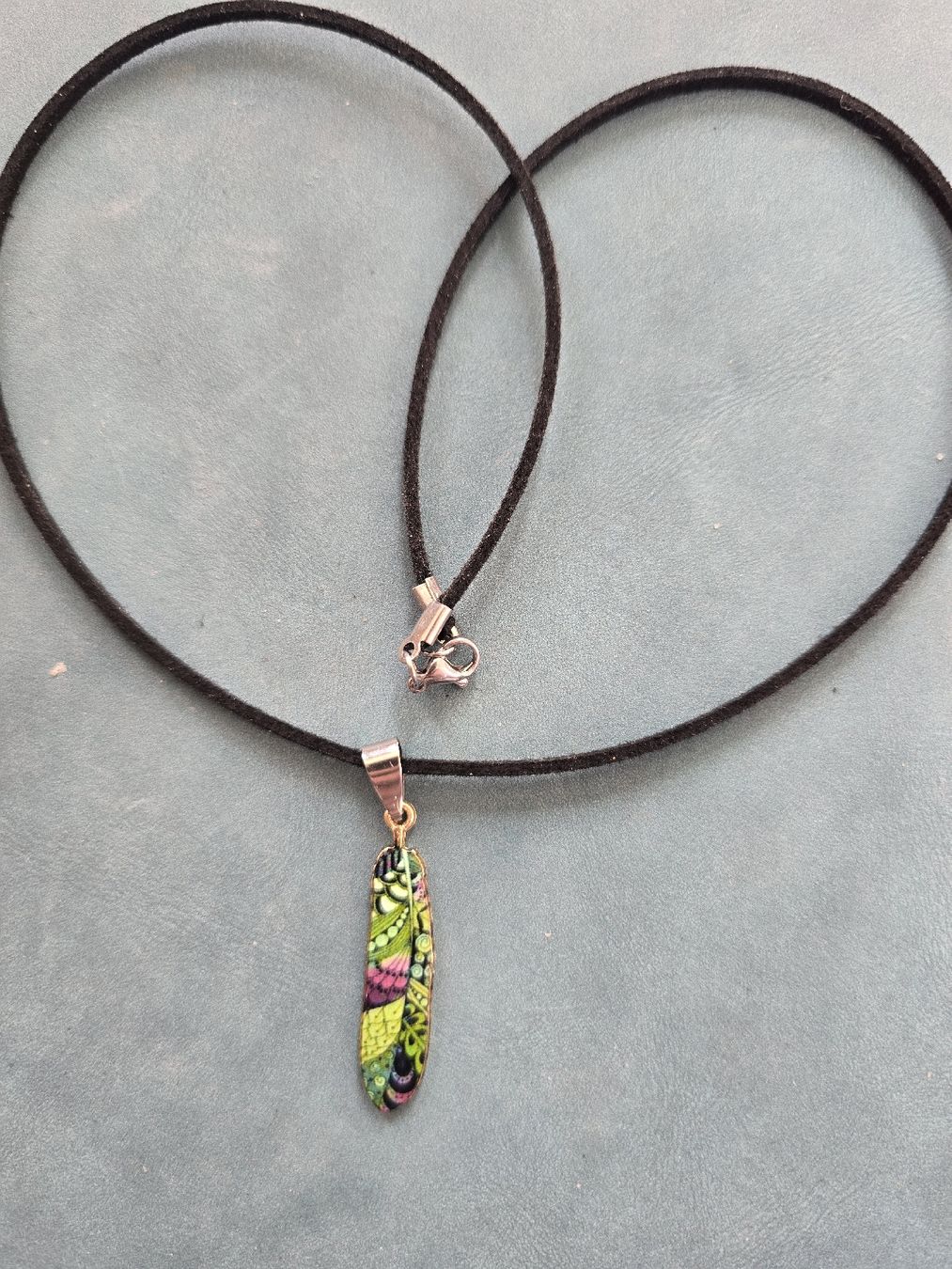 Ciondoli: Federhalsband aus Messing und Leder. Handgemacht – Nuovo (secondo la descrizione) da Oberrohrdorf venduto da sbo_pq9x 3