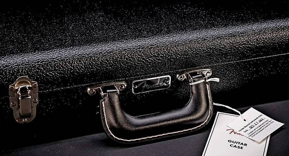 Fender Strumenti musicali: Fender Custom Shop Koffer Schwarz / Rot NEU – Usato da Basel venduto da x-hobby 2