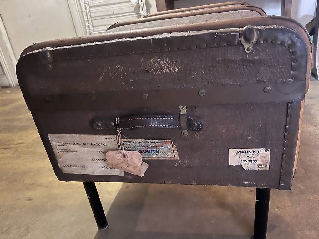 Valigie: Vintage Koffer mit Beinchen – Usato da Zürich venduto da mih_6mdc 2