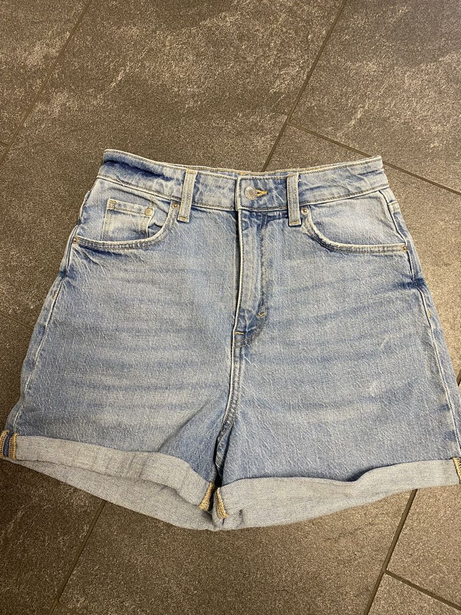 H&M Jeans: Jeans Shorts Gr. 34 H&M – Gebraucht aus Baar von kamasija