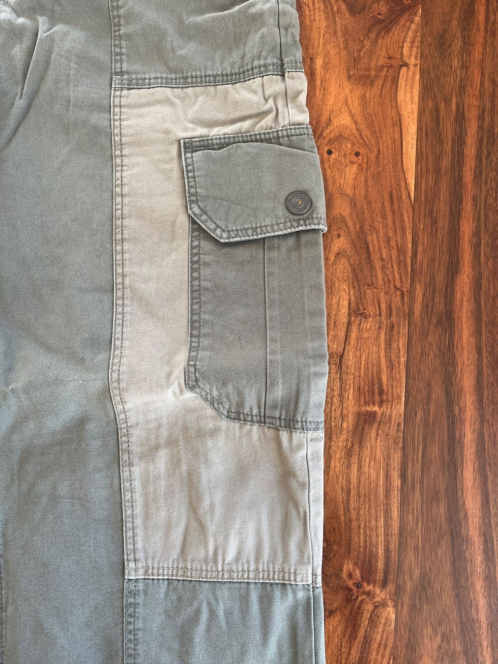 Pull&Bear Pantaloni: Pantalon cargo vert kaki patchwork taille S – Usato da Cossonay-Ville venduto da 021epi70 1