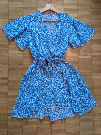 Sommerliches Wickelkleid mit Blumenmuster, Grösse M