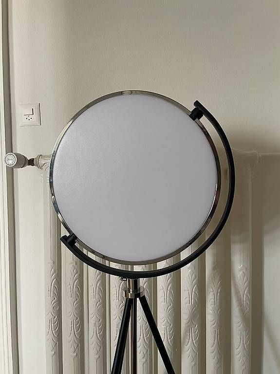 Lampade: Lampadaire design LED sur trépied – Usato da Lausanne venduto da generation 2