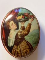 Antike ovale Blechdose, Tizian, Mädchen mit Fruchtschale