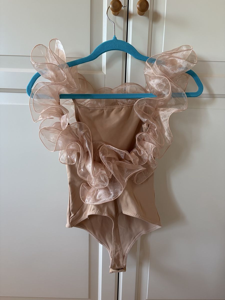 Top: Elegant Ruffle Beige bodysuit  – Usato da St.Josefen venduto da lop_lh8d 3