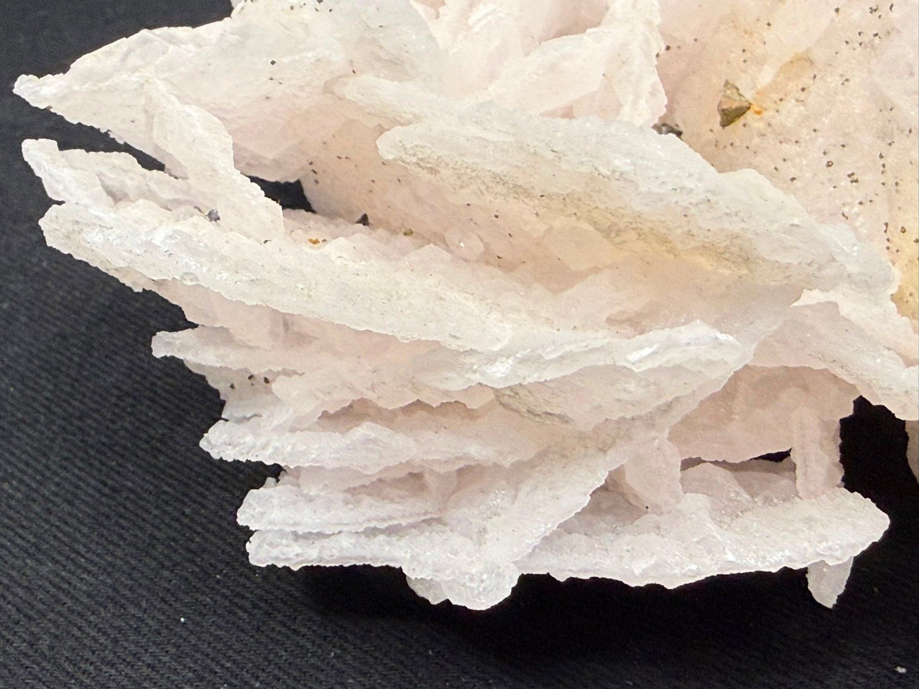 Minerali & Pietre curative: Calcit var. Manganoan (UV-Pink) – Usato da Schinznach Bad venduto da Demerald 3