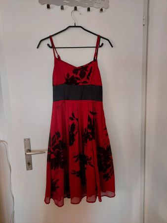 Schönes Trägerkleid in dunkelrot/schwarz mit Blumenmuster