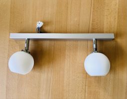 Deckenlampe mit zwei hübschen runden Lampen