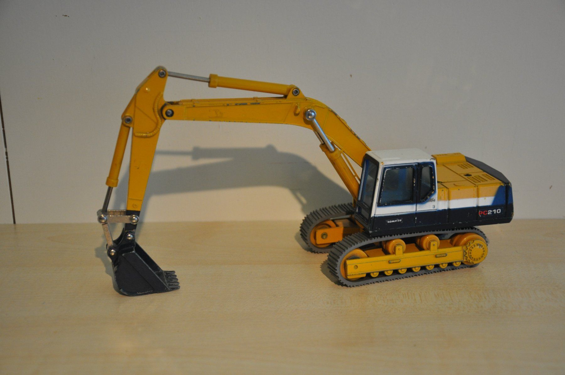 Komatsu Kit di modellismo & Modellini statici: KOMATSU PC 210-5 Raupenbagger – Difettoso da Mitlödi venduto da worker04
