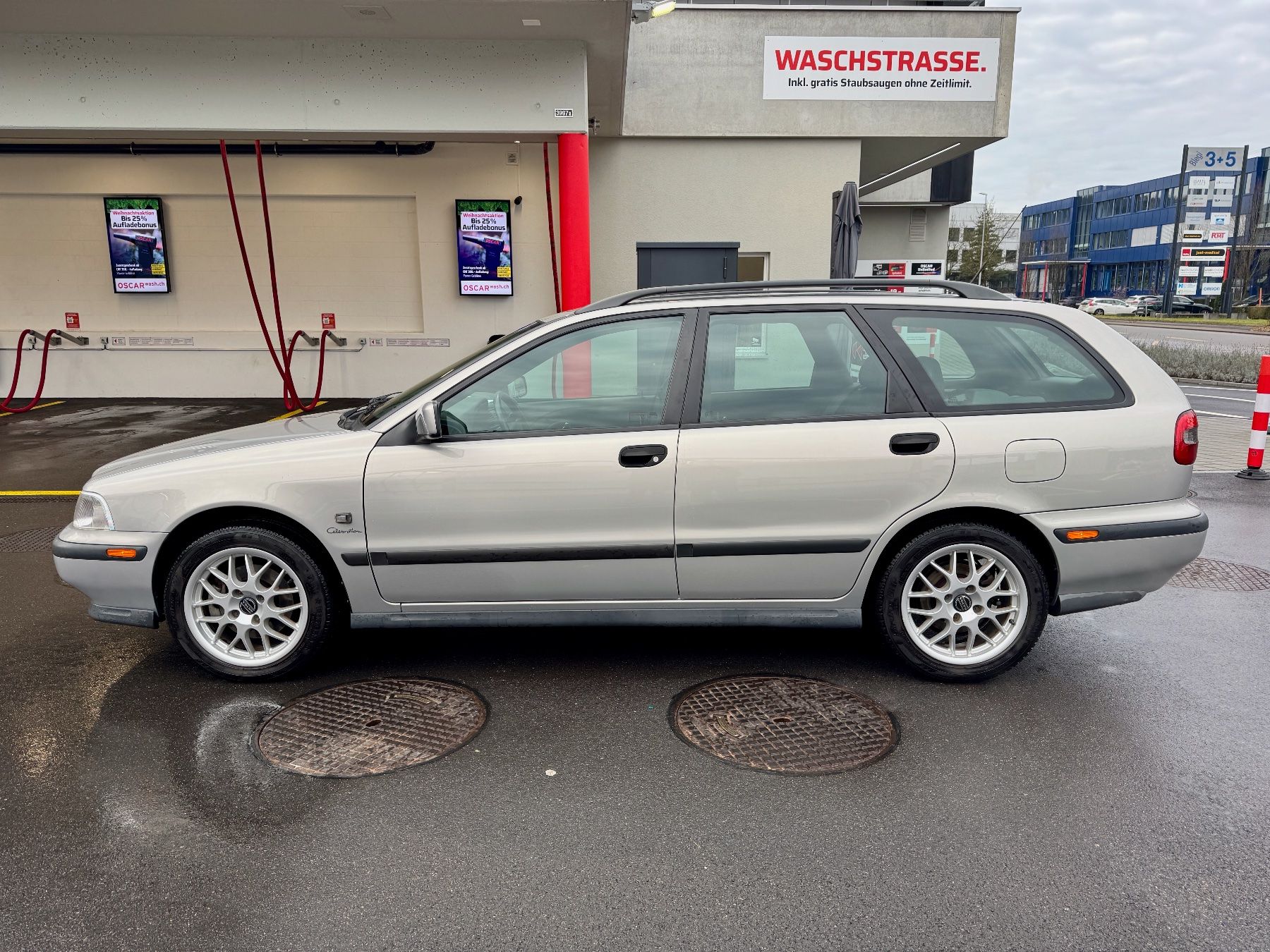 Volvo Automobili: VOLVO V40 2.0i Celebration – Usato da Mettmenstetten venduto da a883433a 1
