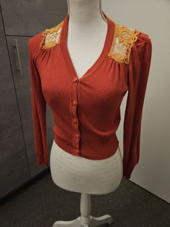 Julie Strickjacke kurz Gr. XS rot mit Häkelspitze 