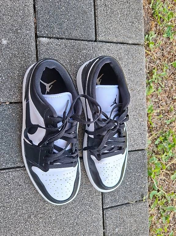 Chaussures hommes: Nike Jordan Low Schwarz Weiss Gr. 40 – D'occasion à Wilderswil par syr_gb6w 1