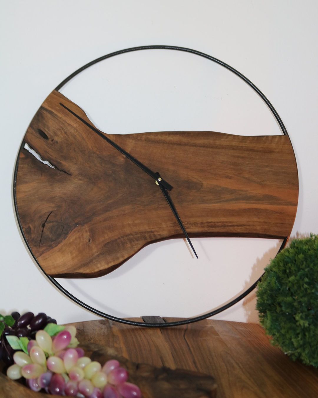 Orologi da terra & Orologi da parete: Vintage Rustikale Uhr aus Holz – Usato da Zürich venduto da Miki_Schreiner