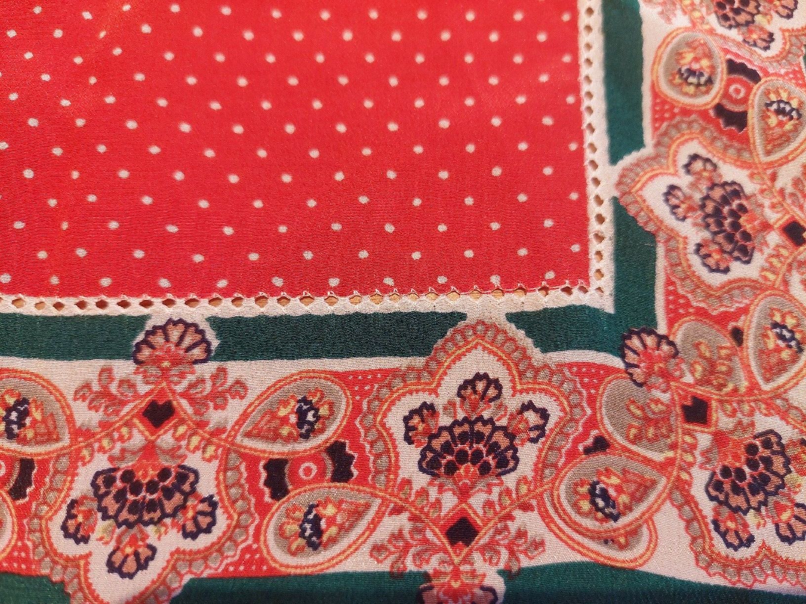 Foulard & Sciarpe: Seidentuch mit besonderem Lochmuster – Usato da Brunnen venduto da Livianda 2