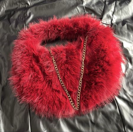 Handtasche Kunstfell rot mit goldener Kette neuwertig