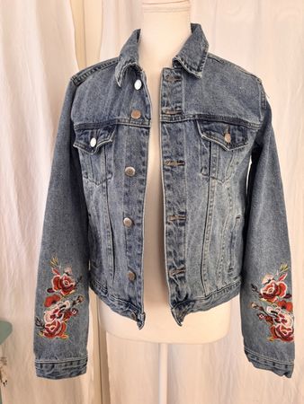 Jolie veste en jean avec broderies M.