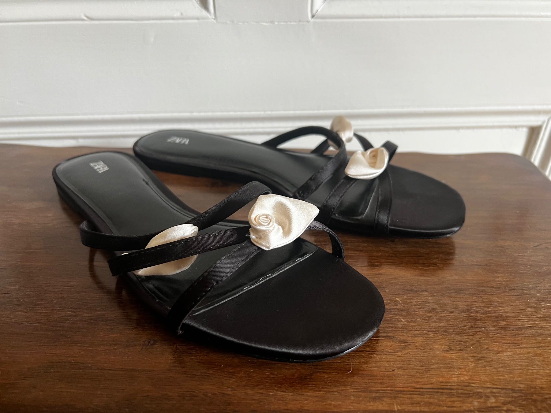 Zara Scarpe da donna: Zara Sandalen mit Blumendetail – Usato da Zürich venduto da Allys-Closet 1