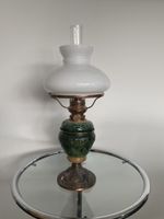 alte Porzellan Petroleum-Lampe mit Metallfuss