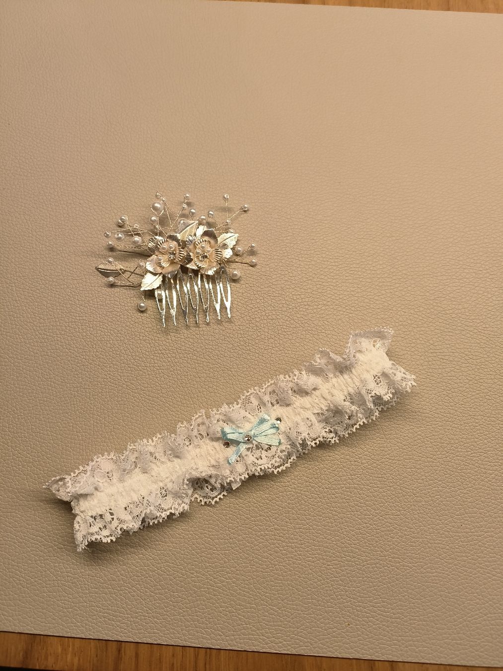Accessori per capelli: Haarkamm mit Blumen, Perlen / Strumpfband Hochzeit – Nuovo (secondo la descrizione) da Arbon venduto da sch_q2pz