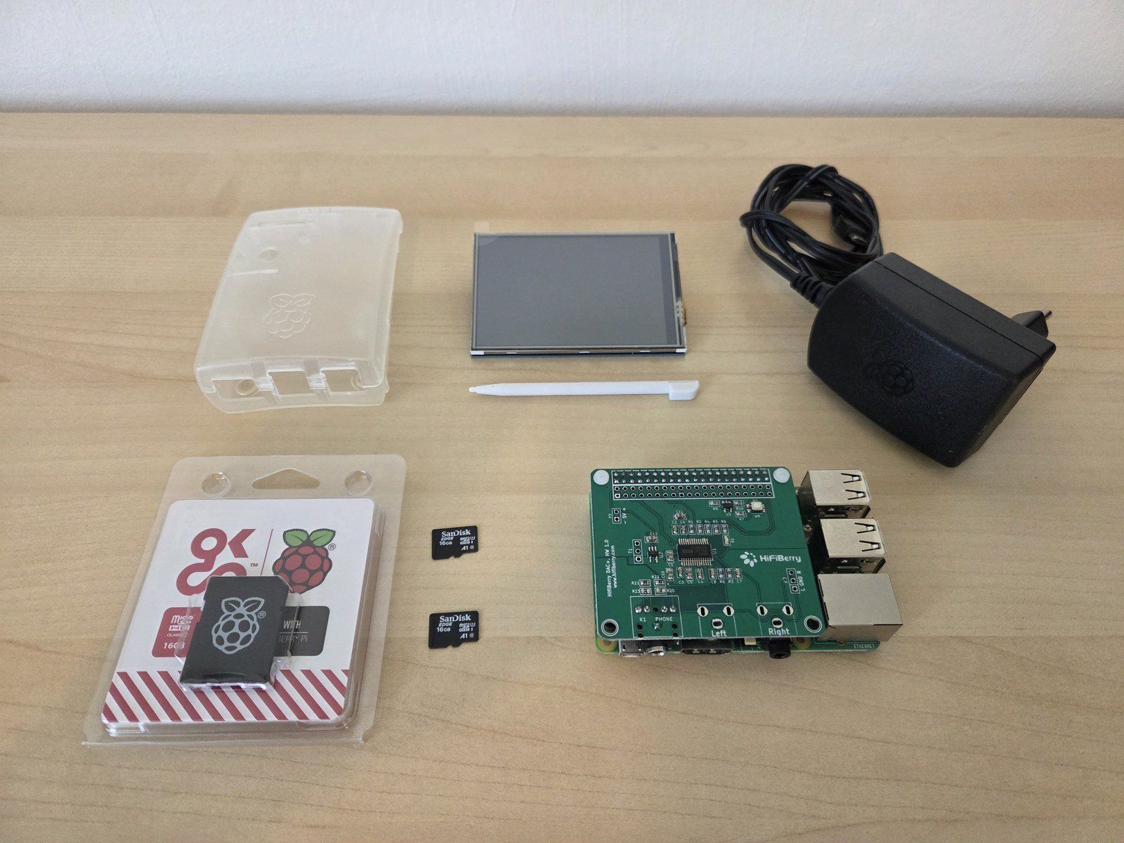 Raspberry Pi PCs: Raspberry Pi 3 Model B + HiFiBerry DAC+ & écran tactile TFT – Gebraucht aus Fribourg von guilhem63