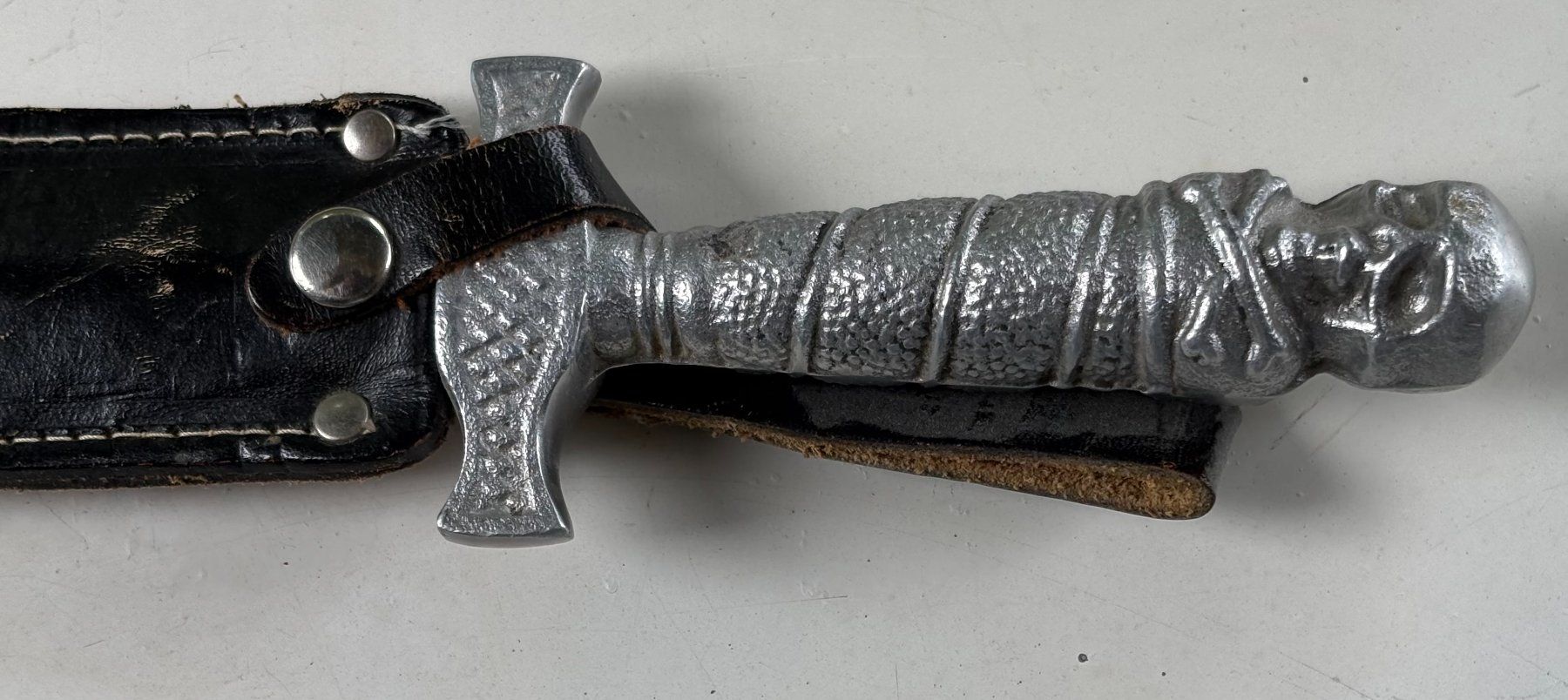 Armes blanches: MESSER MIT SCHEIDE ROSTFREI – D'occasion à Ostermundigen par wini63 1