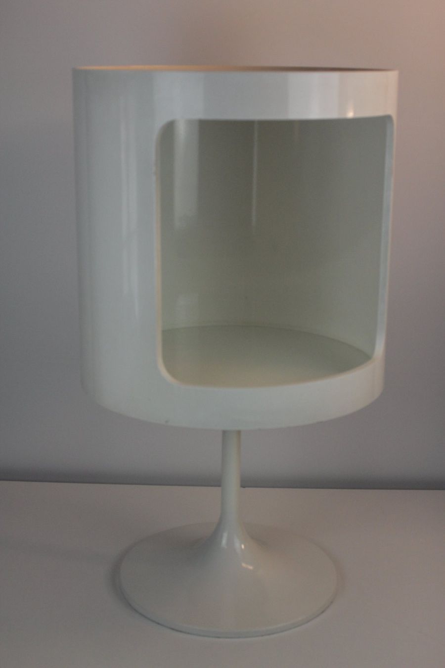 Comodini: Space Age Beistelltisch Weiss Stil Opal – Usato da Basel venduto da IRMAundFRED