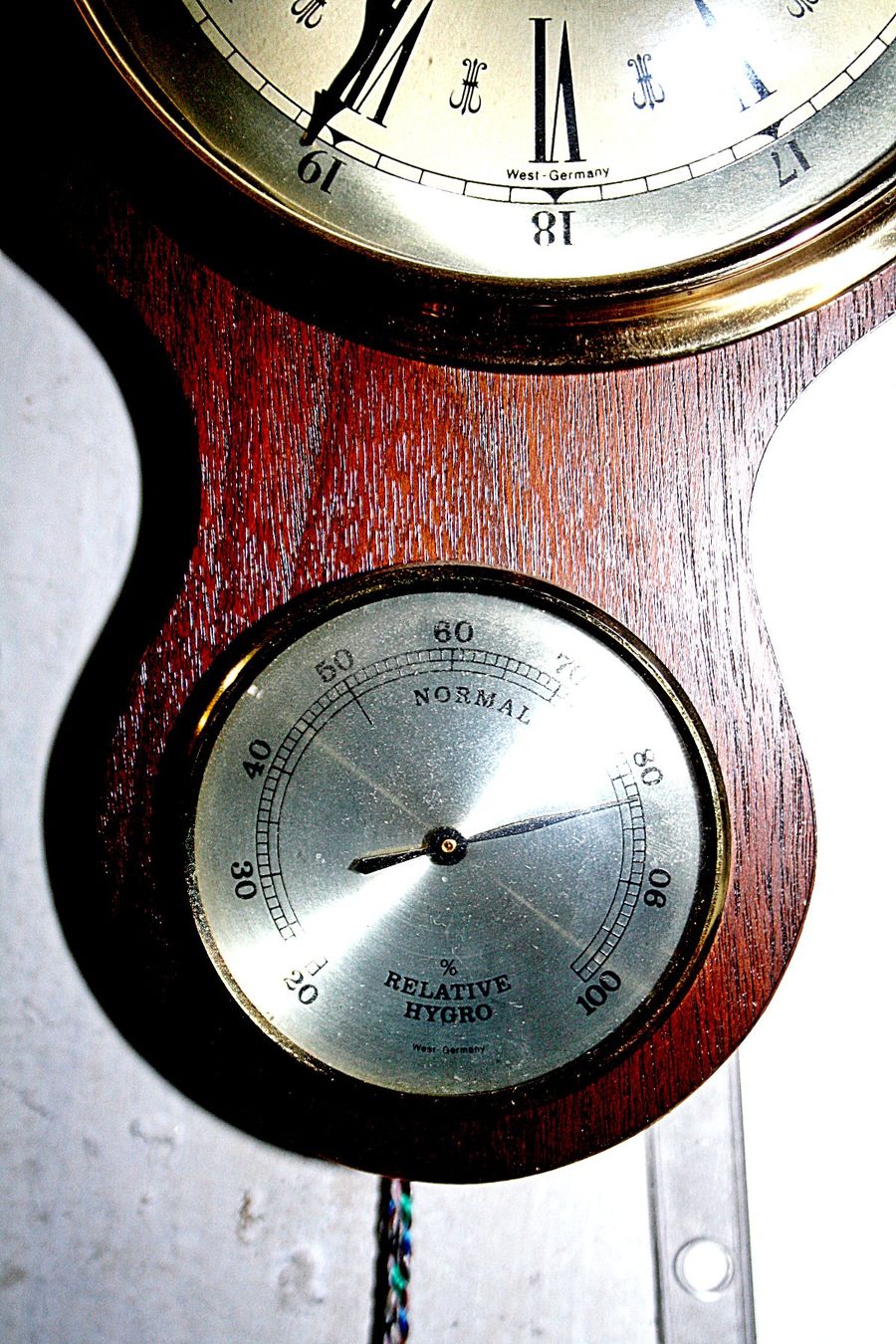 Autres appareils anciens: Barometer mit Uhr usw. – D'occasion à Baar par 2cvbaar 4